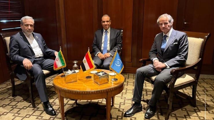 פגישה משולשת בין שר החוץ האיראני עבאס עראקצ'י, שר החוץ המצרי בדר עבד אל-עאטי וראש הסוכנות לאנרגיה אטומית רפאל גרוסי