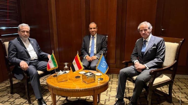 "איראן תגיב בקרוב להצעה". מימין לשמאל: ראש סבא"א גרוסי, שר החוץ המצרי אל-עאטי ושר החוץ האיראני עראקצ'י פגישה משולשת בין שר החוץ האיראני עבאס עראקצ'י, שר החוץ המצרי בדר עבד אל-עאטי וראש הסוכנות לאנרגיה אטומית רפאל גרוסי