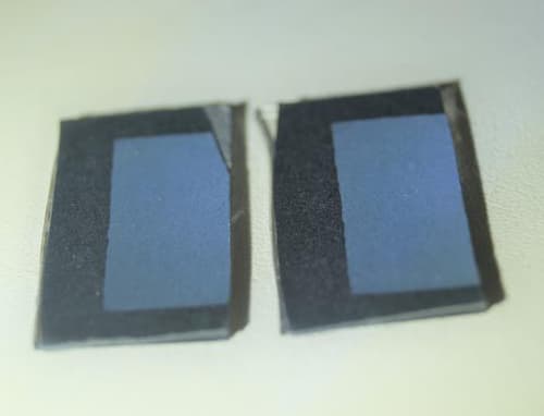 בעוד שהשעווה המומסת הייתה חסרת צבע, כאשר הגבישים נבנו מחדש המשטח נצבע בכחול האופייני לאוכמניות. משטחים עם גבישי שעווה כחולים שיוצרו במהלך הניסוי (צילום: Rox Middleton, מתוך המחקר) בעוד שהשעווה המומסת הייתה חסרת צבע, כאשר הגבישים נבנו מחדש המשטח נצבע בכחול האופייני לאוכמניות. משטחים עם גבישי שעווה כחולים שיוצרו במהלך הניסוי