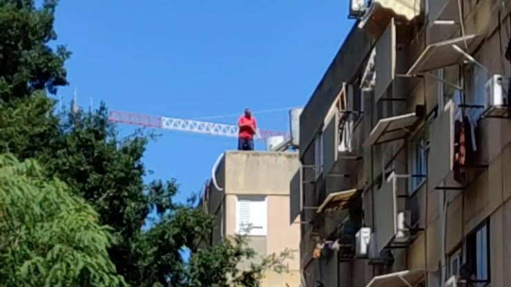 החשוד ברצח מאיים לקפוץ מגג הביניין