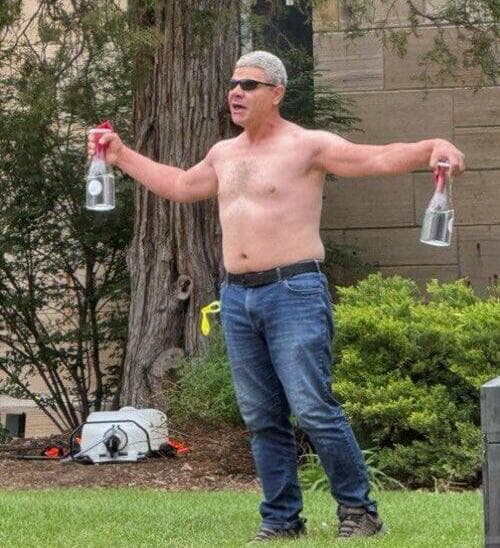 המחבל מוחמד סולימאן עם בקבוקי התבערה שבאמצעותם הצית משתתפים בצעדה למען החטופים, בבולדר (צילום: מתוך X) מוחמד סולימאן שביצע את הפיגוע האנטישמי בבולדר קולורדו