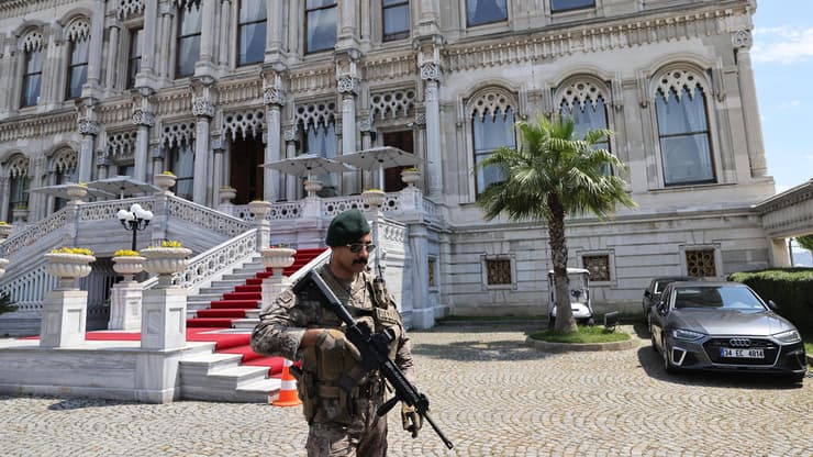 מחוץ למקום שיחות המו"מ באיסטנבול (צילום: Burak Kara/Getty Images) איסטנבול טורקיה אבטחה לפני פגישה רוסיה אוקראינה