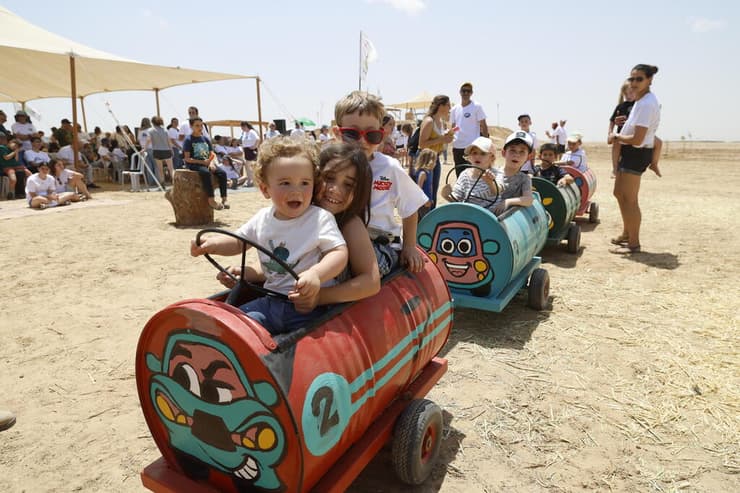חגיגות חג השבועות בקיבוץ ניר עוז