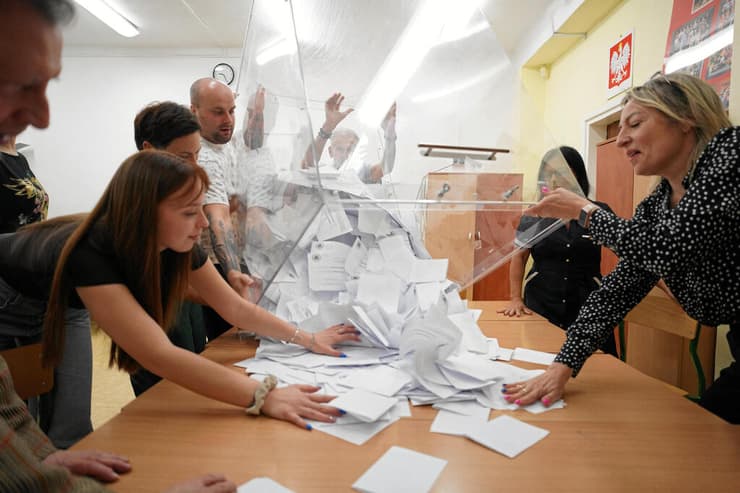 ספירת הקולות בבחירות הגורליות. ה"מתאבק" ניצח בפחות מ-2% (צילום: Agencja Wyborcza.pl/Marcin Stepien via REUTERS ) לודז' פולין