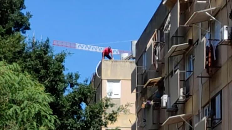 החשוד ברצח מאיים לקפוץ מגג הביניין