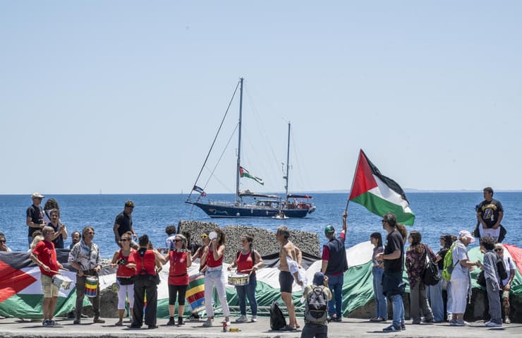 גם מלטה התבקשה: "קחו אותם". ההפלגה מאיטליה (צילום: Fabrizio Villa/Getty Images) סיציליה, לפני יציאת הספינה לעזה