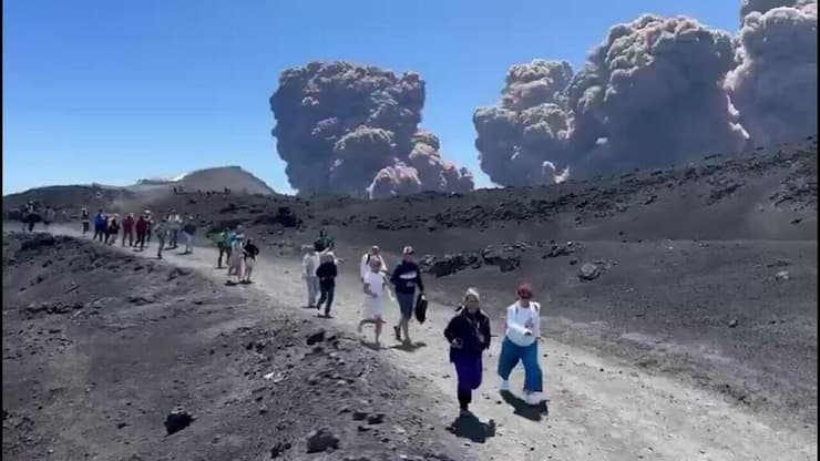 התפרצות הר געש אתנה איטליה מזרח אי סיציליה