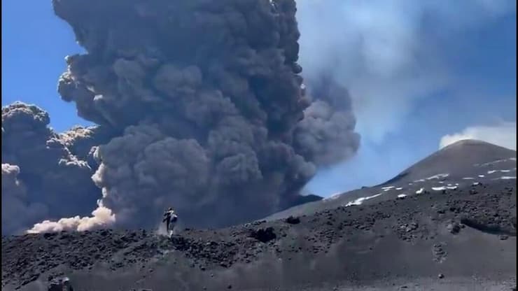 התפרצות הר געש אתנה איטליה מזרח אי סיציליה