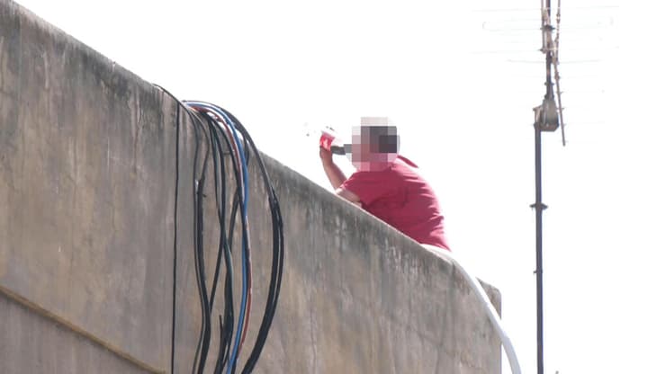 החשוד ברצח מאיים לקפוץ מגג הביניין