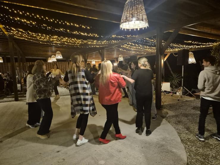 נשים מהכפר Kalavarda רוקדות את הריקוד המסורתי במסעדת Sea House (צילום: אופיר האוזמן) מסעדת Sea house בכפר Kalavarda