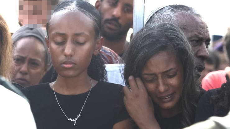 הלווייתו של סמ״ר אופק ברהנה ז"ל בחלקה הצבאית בבית העלמין ביבנה