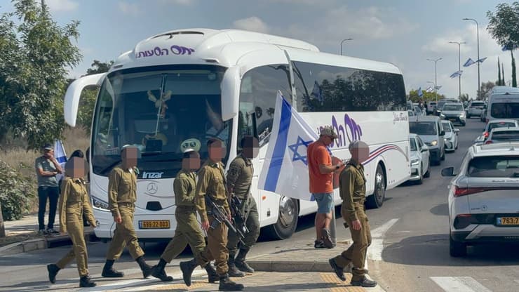 מסע שיירת דגלים בדרך להלווייתו של סמ״ר אופק ברהנה ז"ל ביבנה