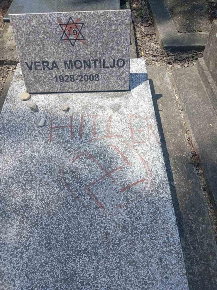 צלבי קרס על קבר צלבי קרס על קבר