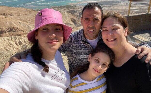 אלי עם ליאן והבנות יהל ונויה ז"ל (צילום: באדיבות המשפחה) אלי שרעבי עם אשתו ליאן ז"ל ובנותיו נויה ויהל ז"ל