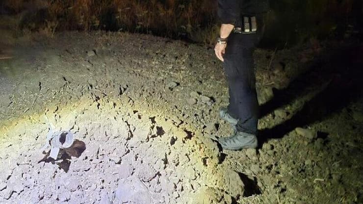 אחת מזירות הנפילה בגולן (צילום: דוברות המשטרה) חבלני משטרה פועלים לנטרל את הנפלים בזירה בדרום הגולן