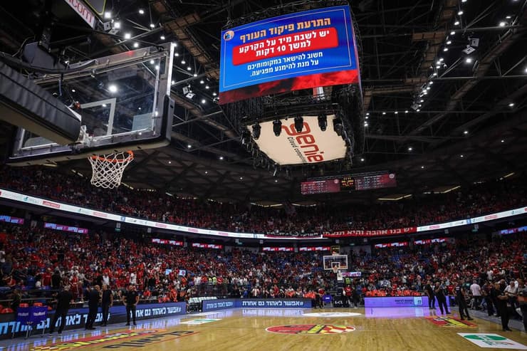 היכל מנורה בזמן האזעקה (צילום: עוז מועלם) לוח התוצאות בהיכל