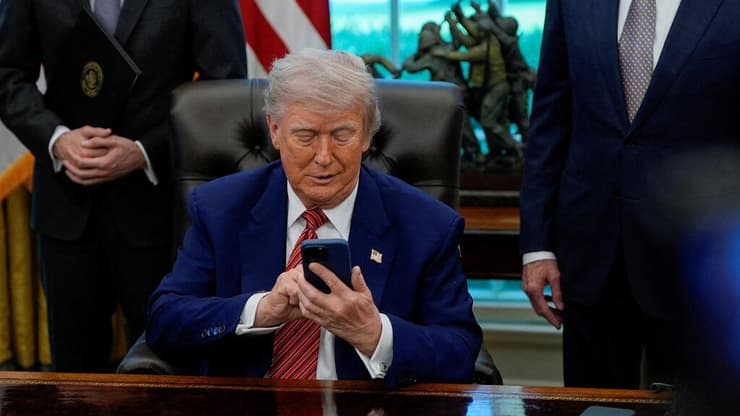 טראמפ בחדר הסגלגל, משתמש באייפון שלו