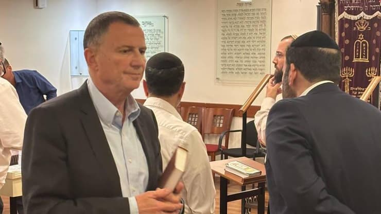 אדלשטיין בפגישה עם החרדים אתמול. בקואליציה תקפו: "החליט לפרק את הממשלה" (צילום: יובל קרני ) יולי אדלשטיין, ינון אזולאי ואורי מקלב מתפללים בהפסקה של המו״מ של חוק הגיוס