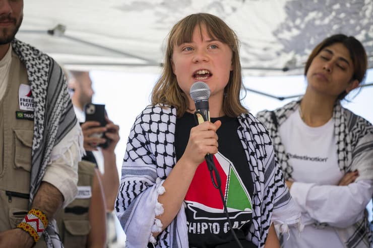 גרטה טונברג. חודש אחרי הכטב"ם שמנע ממנה לעלות לספינה (צילום: AP Photo/Salvatore Cavalli Freedom Flotilla Coalition/via REUTERs) משט לשבירת מצור ברצועת עזה מדלין