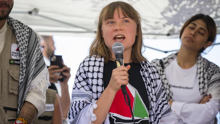 גרטה טונברג במשט ״מדלן״ (צילום: AP Photo/Salvatore Cavalli Freedom Flotilla Coalition/via REUTERs) משט לשבירת מצור ברצועת עזה מדלין