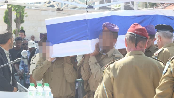 הלווייתו של סמ״ר אופק ברהנה ז"ל בחלקה הצבאית בבית העלמין ביבנה