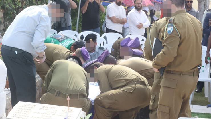 הלווייתו של סמ״ר אופק ברהנה ז"ל בחלקה הצבאית בבית העלמין ביבנה