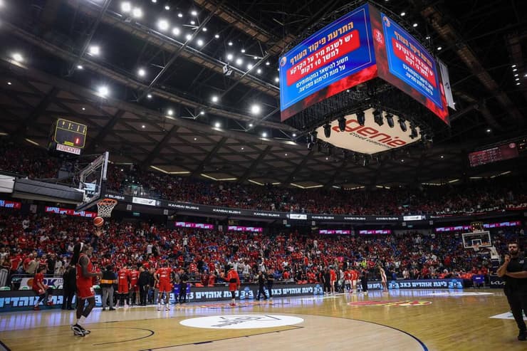 המגרש במהלך האזעקה