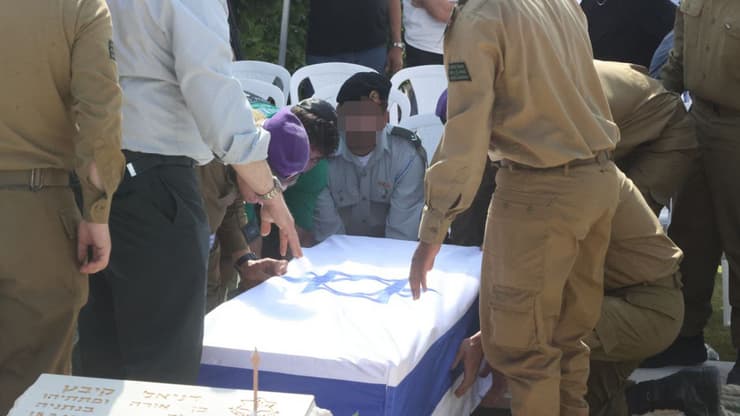 הלווייתו של סמ״ר אופק ברהנה ז"ל בחלקה הצבאית בבית העלמין ביבנה