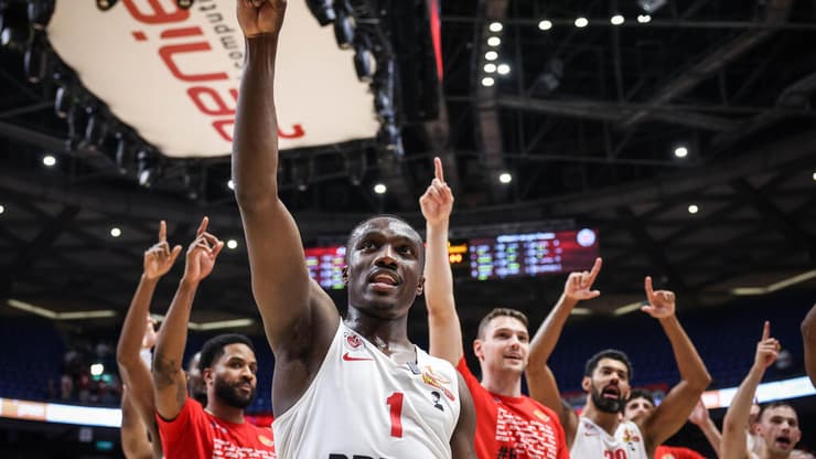 הארפר ושחקני ירושלים חוגגים בסיום (צילום: עוז מועלם) הארפר