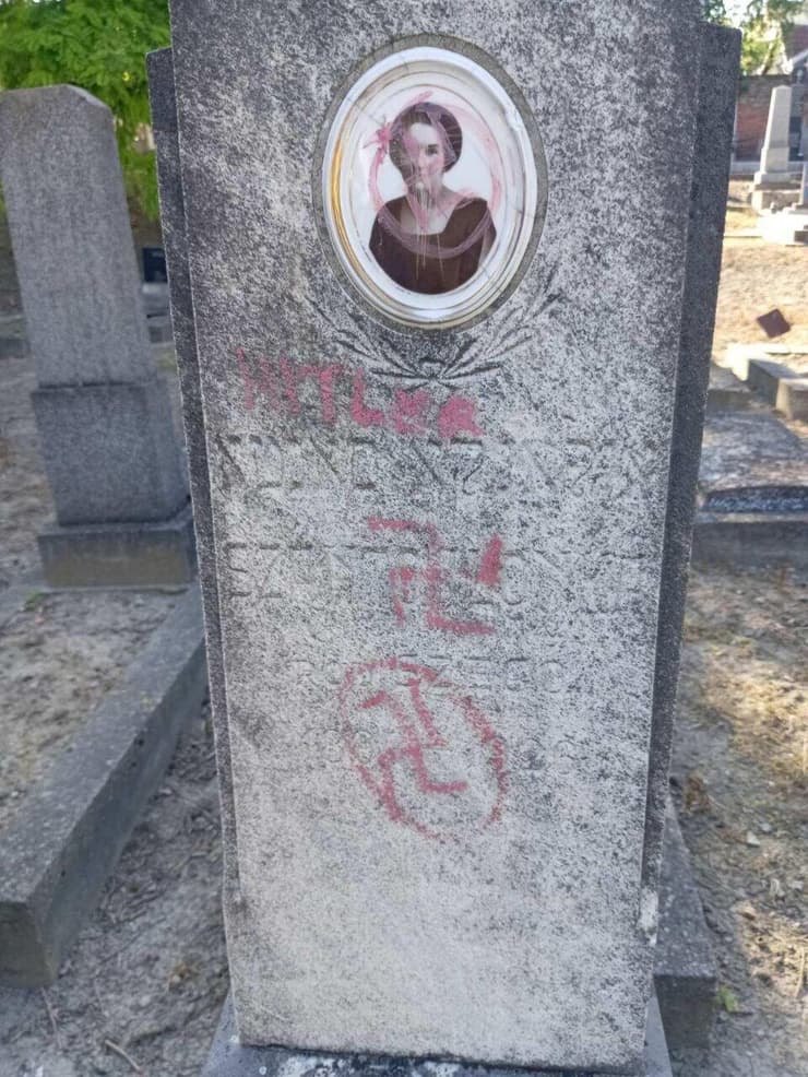 אחת המצבות שהושחתו אחת המצבות שהושחתו