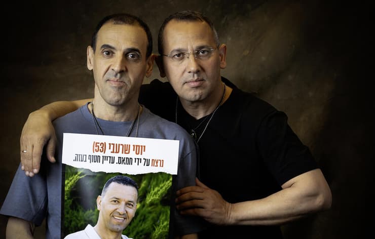 אלי ושרון שרעבי, עם תמונת אחיהם יוסי שרעבי ז"ל