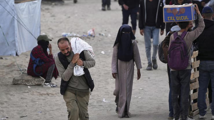 עזתים בחאן יונס (צילום: AP Photo/Abdel Kareem Hana) חאן יונס