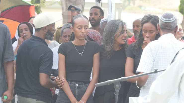 הלווייתו של סמ״ר אופק ברהנה ז"ל בחלקה הצבאית בבית העלמין ביבנה