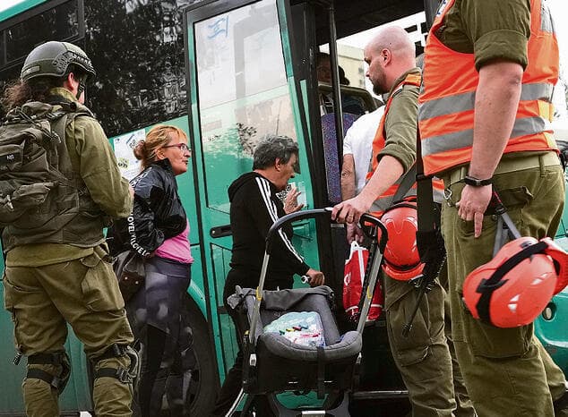 פינוי קריית־שמונה בתחילת המלחמה. יש הרבה כאב שספוג באדמה הזו, וזה דורש הנהגה מלאת חמלה | צילום: אפי שריר yk14392769