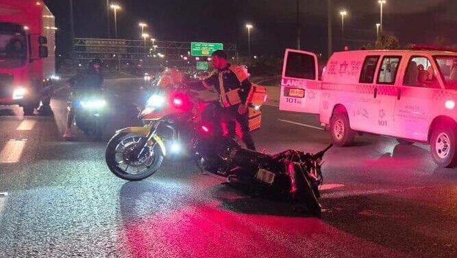 האופנוע של אבו גאנם ז"ל (צילום: תיעוד מבצעי מד"א) זירת תאונת הדרכים בכביש 431 בה נהרג החייל סלימאן אבו גאנם