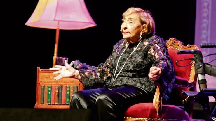 ליא קניג על הבמה