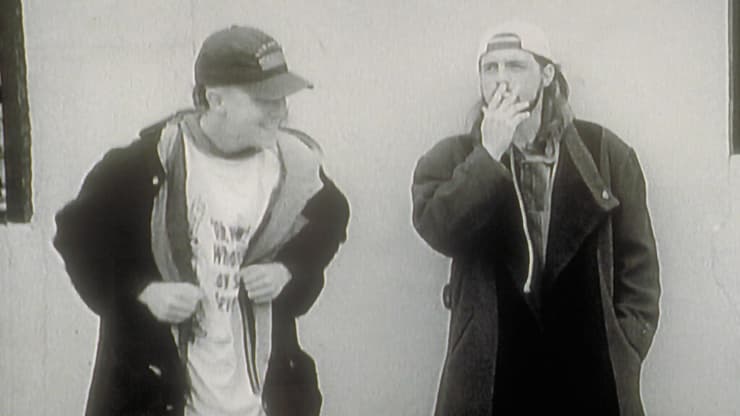 הפך אותו לכוכב אינדי. קווין סמית' (מימין) וג'ייסון מיוז, מתוך "מוכרים בלבד" (צילום: באדיבות yes) קווין סמית' וג'ייסון מיוז, מתוך "מוכרים בלבד"