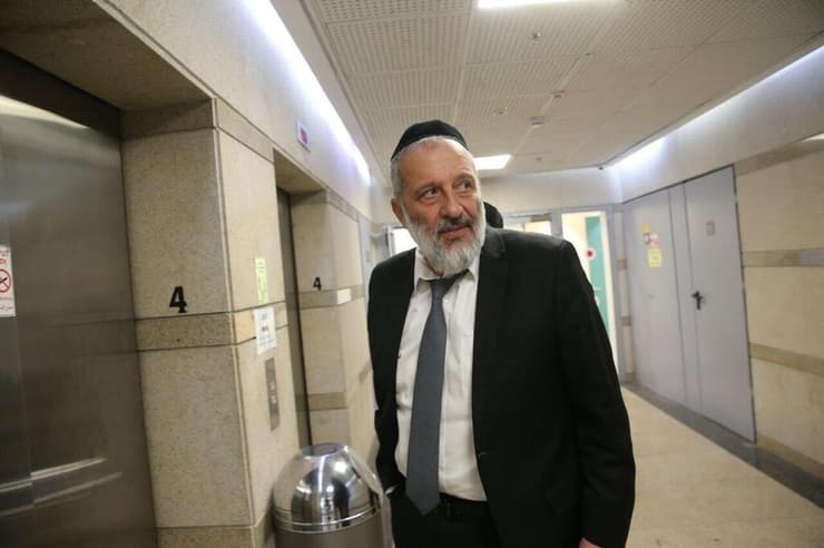 בש"ס דחו התכנסות, גורמים: נועדה לאפשר לדרעי להציג תמונה אחרת לרבנים (צילום: אלכס קולומויסקי ) חברי הכנסת מש"ס יוצאים מישיבת המפלגה בהר החוצבים