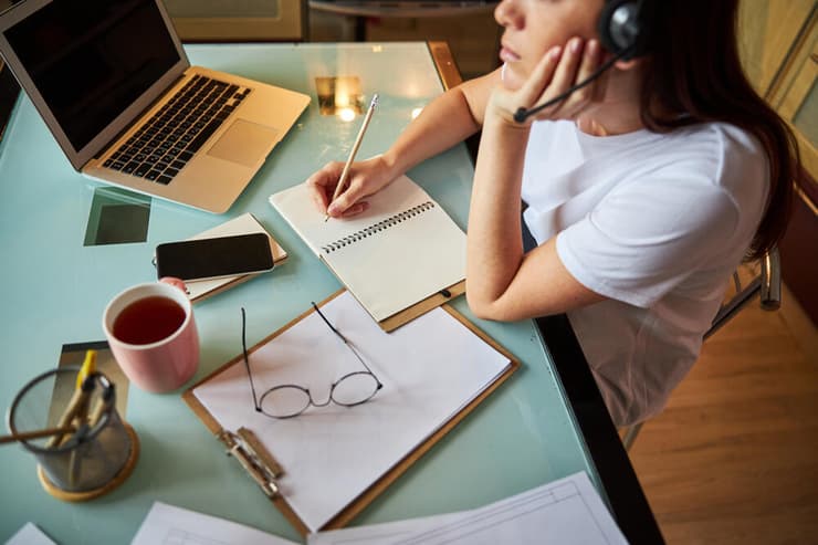 "חזון הקרן, הוא לפרוץ את גבולות המוסכמות של עולם היזמות ולהרחיב אותו לרעיונאים; למה שעקרת בית, סטודנט, אדם עם מוגבלות או מי שפשוט אין לו זמן – לא יוכל לממש רעיון מעולה?", אילן צינמן (shutterstock.com) אישה יושבת לכתוב