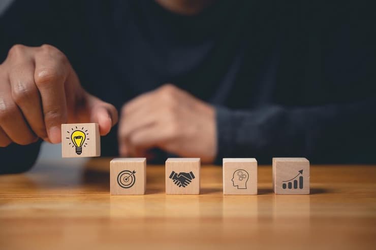 הבנו שחייבים מנגנון שיאפשר לכל אחת ואחד להשתתף במשחק, גיל גולדשטיין (shutterstock.com) רעיונות קוביות