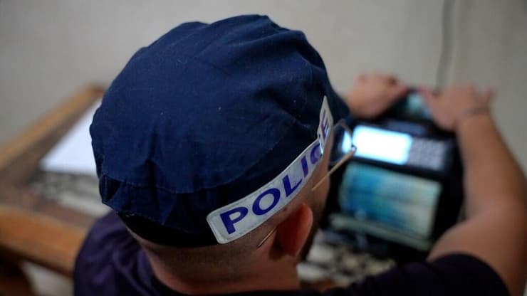 שוטרים מחרימים ראיות מביתו של החשוד