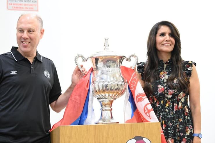 "עם אותן השאיפות והרצונות". ברקת, מנכ"ל הקבוצה ניר כץ וגביע המדינה (צילום: הרצל יוסף) אלונה ברקת והמנכ"ל ניר כץ מסיבת עיתונאים סיום עונת 2024/25