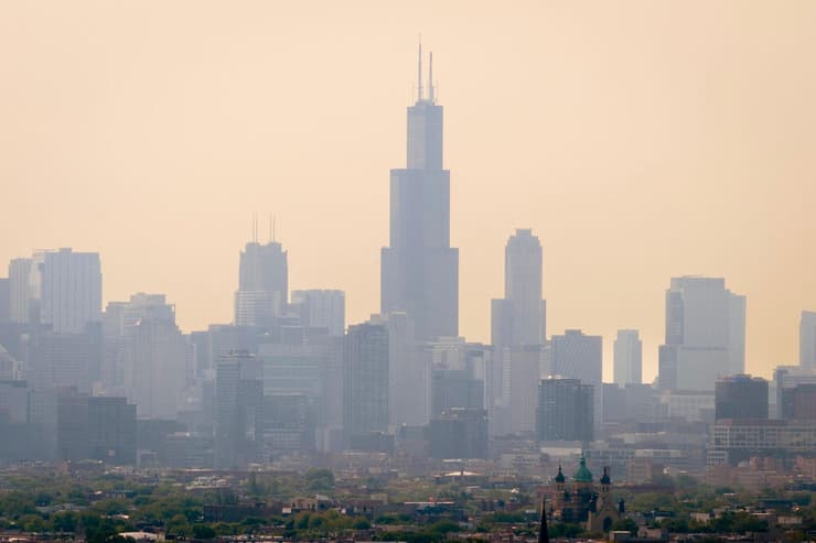 עשן בין גורדי השחקים של שיקגו, אילינוי (צילום: SCOTT OLSON / GETTY IMAGES NORTH AMERICA / AFP) קנדה שריפות עשן מכסה שליש משטח ארה"ב כאן ב שיקגו אילינוי