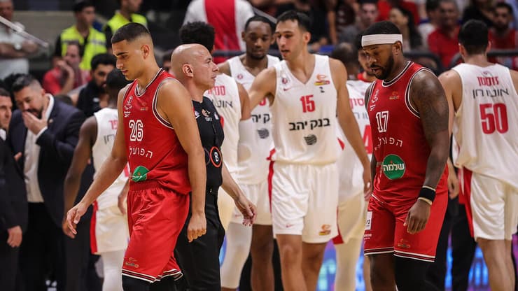 הפועל שוב הפסידה. ים מדר ומרקוס פוסטר מאוכזבים (צילום: עוז מועלם) ים מדר ומרקוס פוסטר מאוכזבים