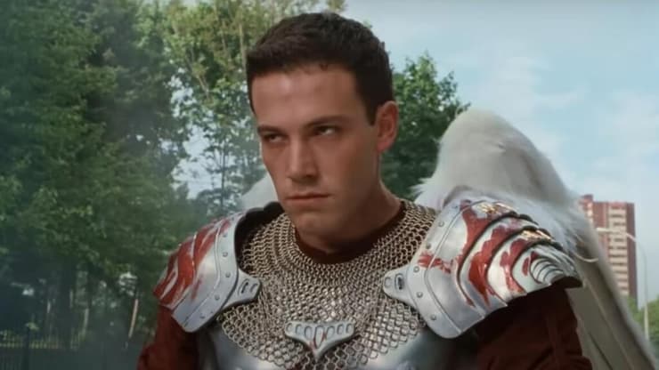 תפילה של ילד. בן אפלק הוא מלאך עצבני, מתוך "דוגמה" (צילום מסך) בן אפלק הוא מלאך עצבני, מתוך "דוגמה"