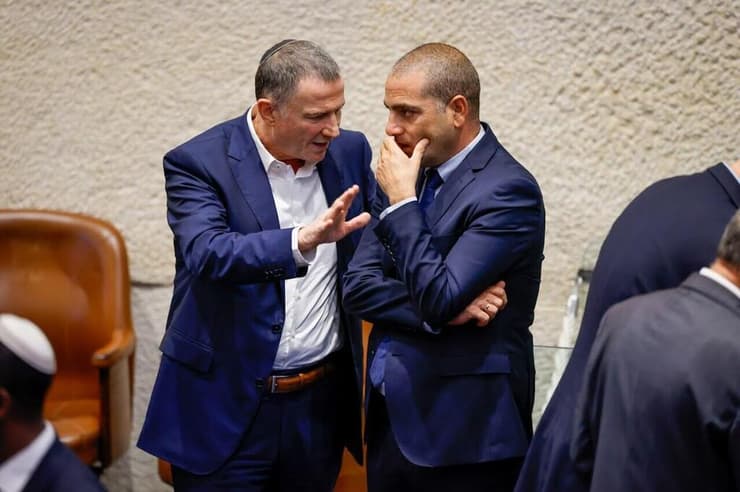אדלשטיין עם יו"ר הקואליציה כץ במליאה. חברי הכנסת של הליכוד לוחצים (צילום: נועם מושקוביץ, דוברות הכנסת) יולי אדלשטיין וינון אזולאי במליאת הכנסת
