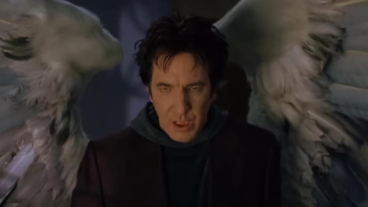 איך אפשר להתרגז על מפלצת קקי מגומי? אלן ריקמן המנוח, מתוך "דוגמה" (צילום מסך) אלן ריקמן המנוח, מתוך "דוגמה"