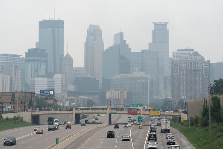 הראות הלקויה במיניאפוליס, מינסוטה (צילום: REUTERS/Tim Evans) קנדה שריפות עשן מכסה שליש משטח ארה"ב כאן ב מיניאפוליס מינסוטה