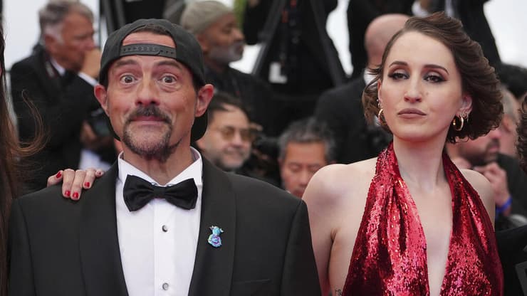 המשכון ל"דוגמה"? אנחנו בעניין. קווין סמית' ובתו, הארלי קווין סמית', בפסטיבל קאן (צילום: Lewis Joly/Invision/AP) קקוין סמית' ובתו, הארלי קווין סמית', בפסטיבל קאן