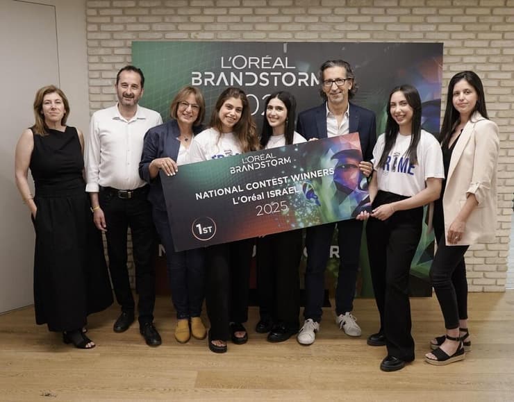 מימין לשמאל: גלי לב - סמנכ”לית שיווק ודיגיטל בלוריאל ישראל, הדר רפאל, אלי שגיב - מנכ”ל לוריאל ישראל, לינוי עזרא, דריה סלע, ד״ר טליה רימון - בית ספר אריסון למנהל עסקים, אוניברסיטת רייכמן, אילן נקש - מנכ”ל חטיבת מוצרי הצריכה בלוריאל ישראל, ליבי אנגל-קזס - סמנכ”לית משאבי אנוש בלוריאל ישראל